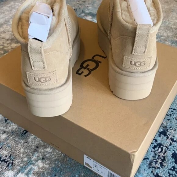 New UGG Tan Platform Boots - Picture 4 of 6